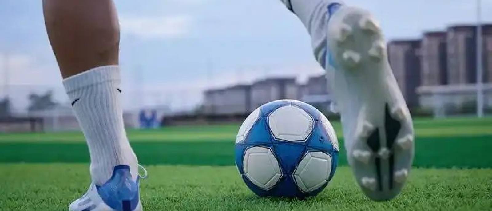 必一运动(B-Sports)官方网站首屏主视觉：跑步爱好者在城市步道晨跑